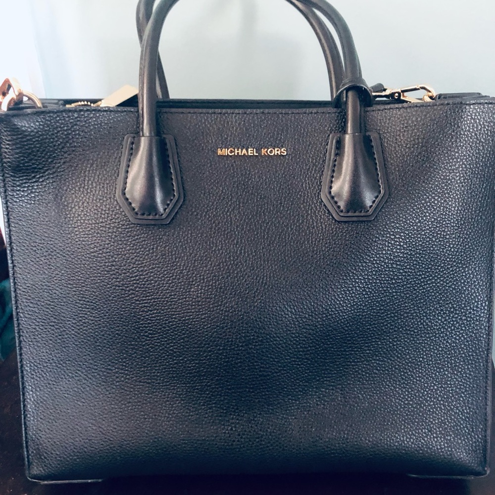 Handbag with detachable shoulder strap